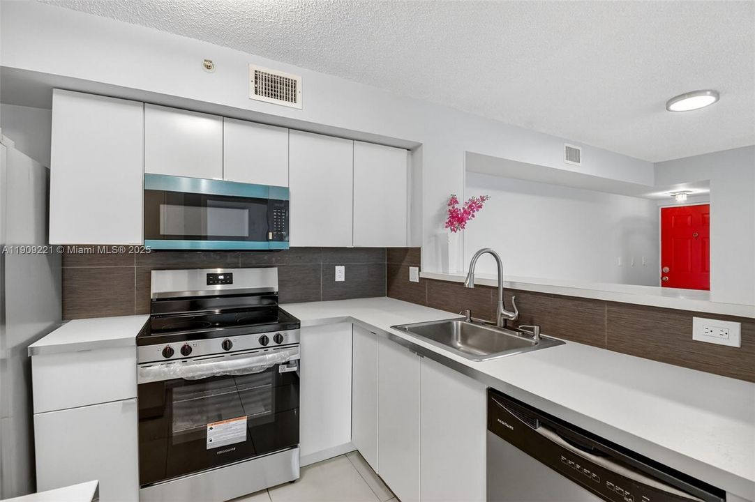 For Sale: $299,000 (3 beds, 2 baths, 1125 Square Feet)