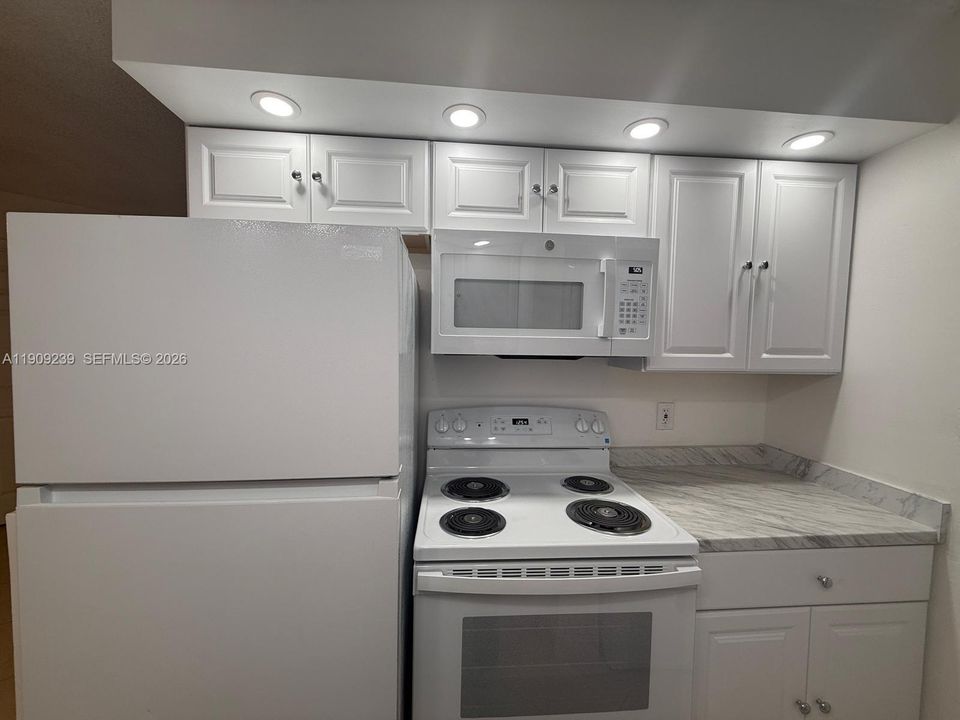 На продажу: $219,900 (2 спален, 2 ванн, 887 Квадратных фут)