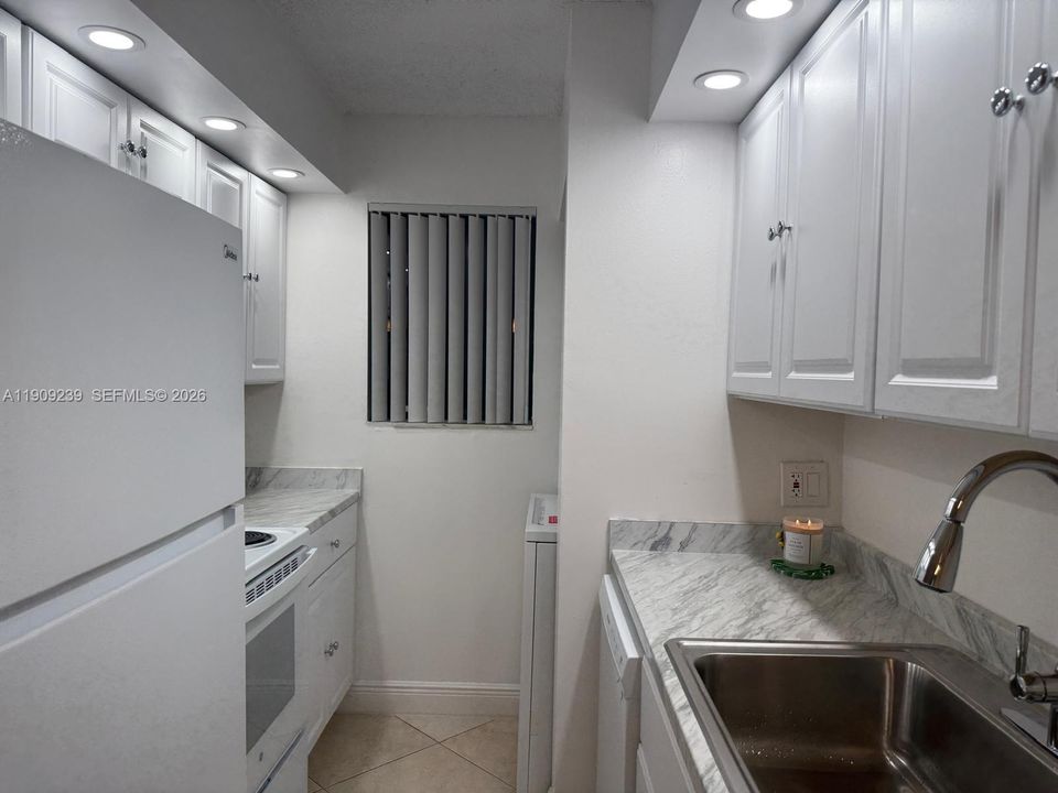 На продажу: $219,900 (2 спален, 2 ванн, 887 Квадратных фут)