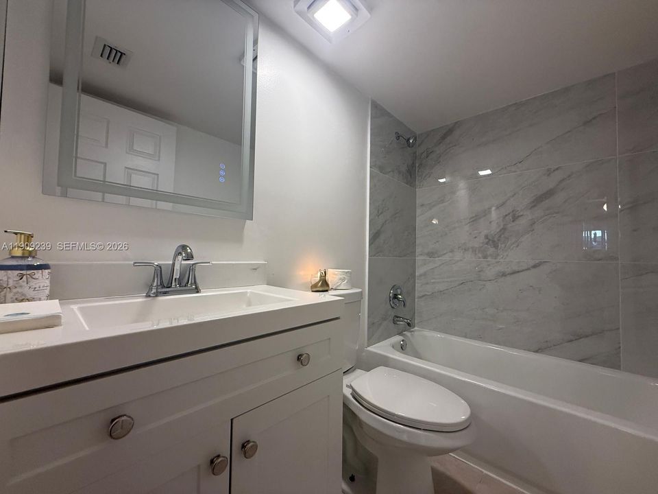 На продажу: $219,900 (2 спален, 2 ванн, 887 Квадратных фут)