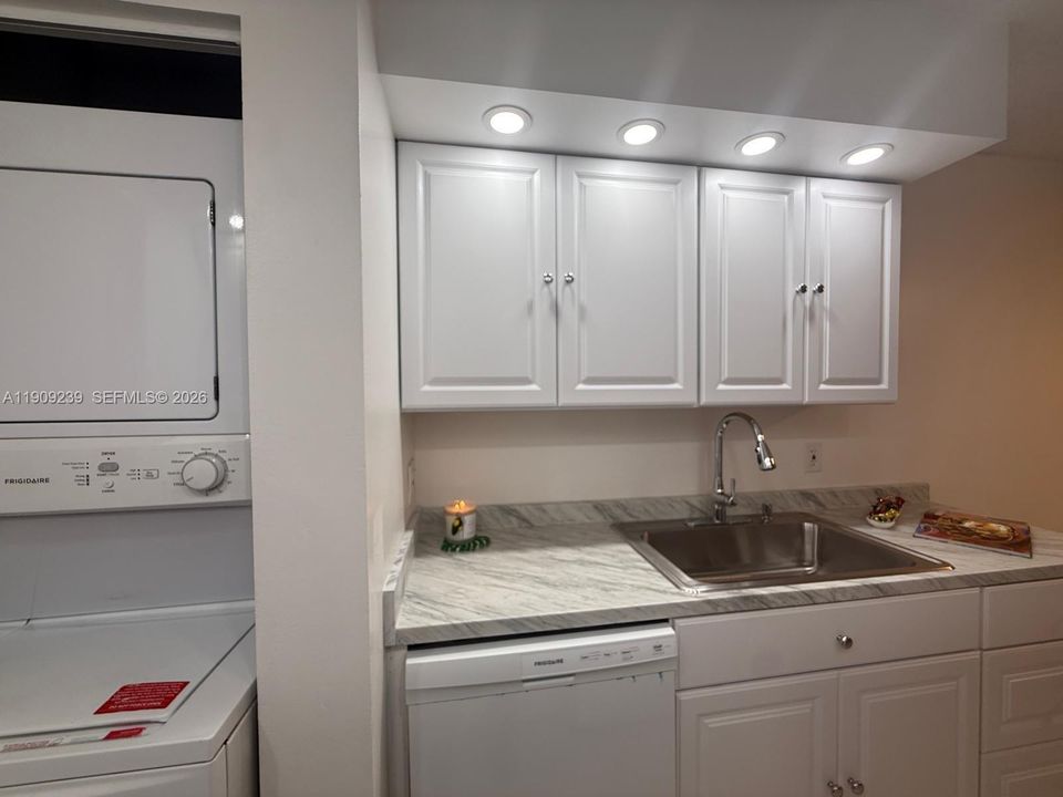 На продажу: $219,900 (2 спален, 2 ванн, 887 Квадратных фут)