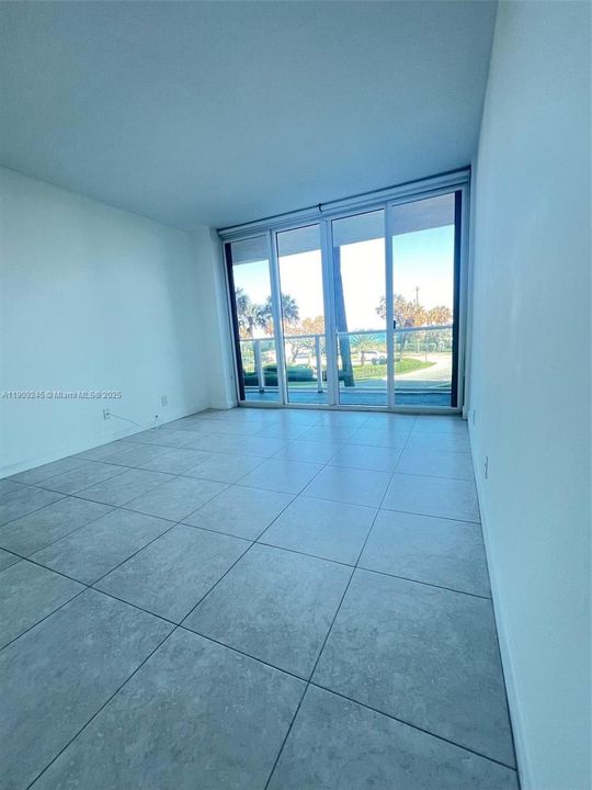 Active With Contract: $2,500 (1 beds, 1 baths, 690 Square Feet)