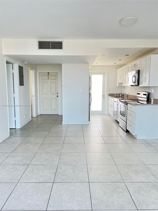 Active With Contract: $2,500 (1 beds, 1 baths, 690 Square Feet)