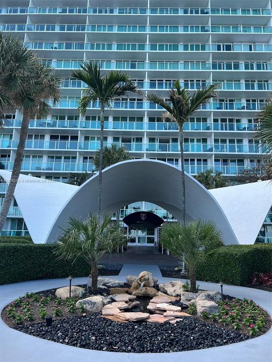 Active With Contract: $2,500 (1 beds, 1 baths, 690 Square Feet)