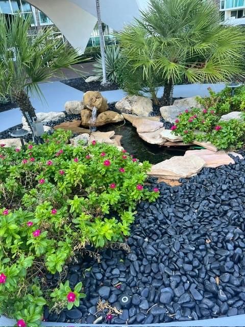 Active With Contract: $2,500 (1 beds, 1 baths, 690 Square Feet)