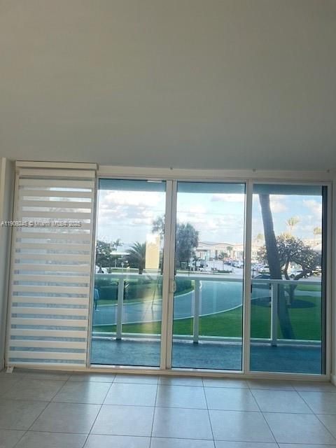 Active With Contract: $2,500 (1 beds, 1 baths, 690 Square Feet)