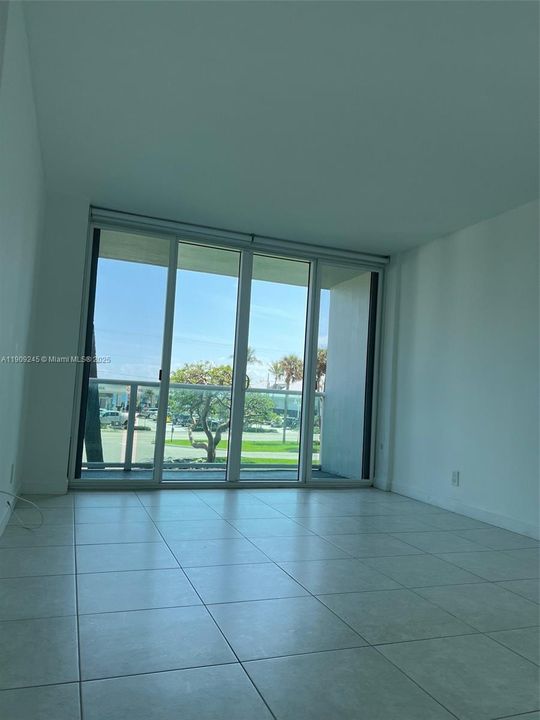 Active With Contract: $2,500 (1 beds, 1 baths, 690 Square Feet)