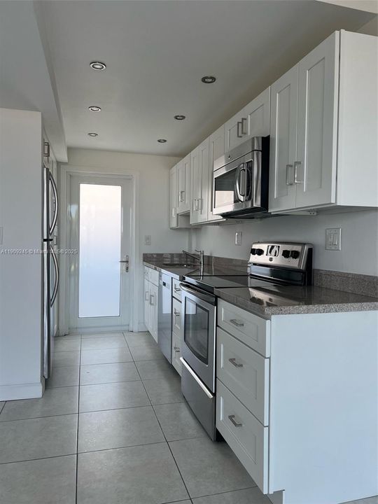 Active With Contract: $2,500 (1 beds, 1 baths, 690 Square Feet)