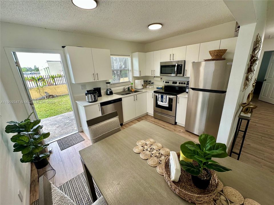 For Rent: $2,300 (2 beds, 2 baths, 2059 Square Feet)