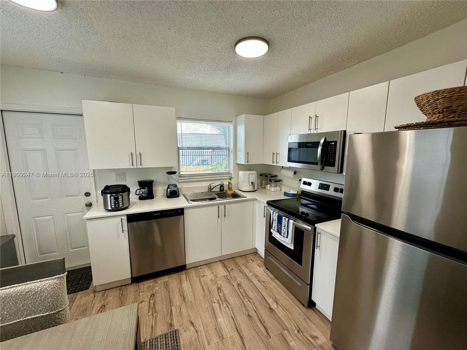 For Rent: $2,300 (2 beds, 2 baths, 2059 Square Feet)