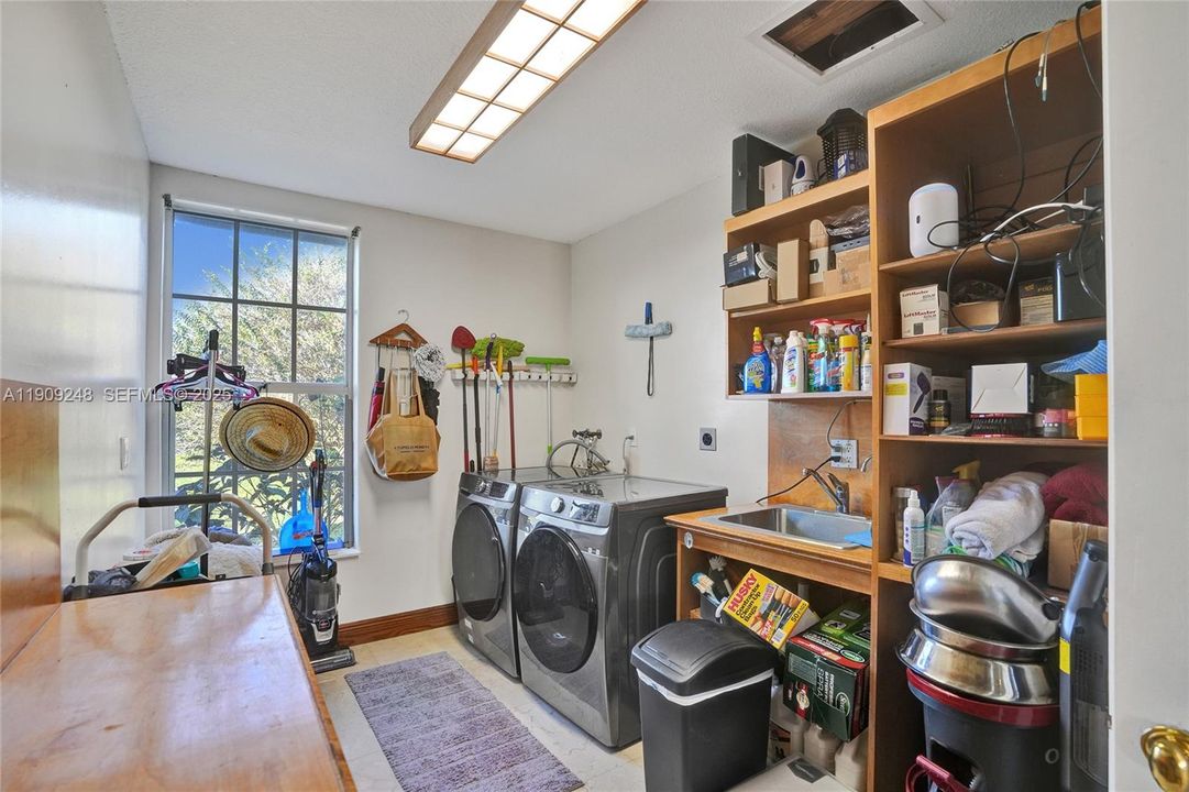 待售: $3,680,000 (7 贝兹, 6 浴室, 5374 平方英尺)