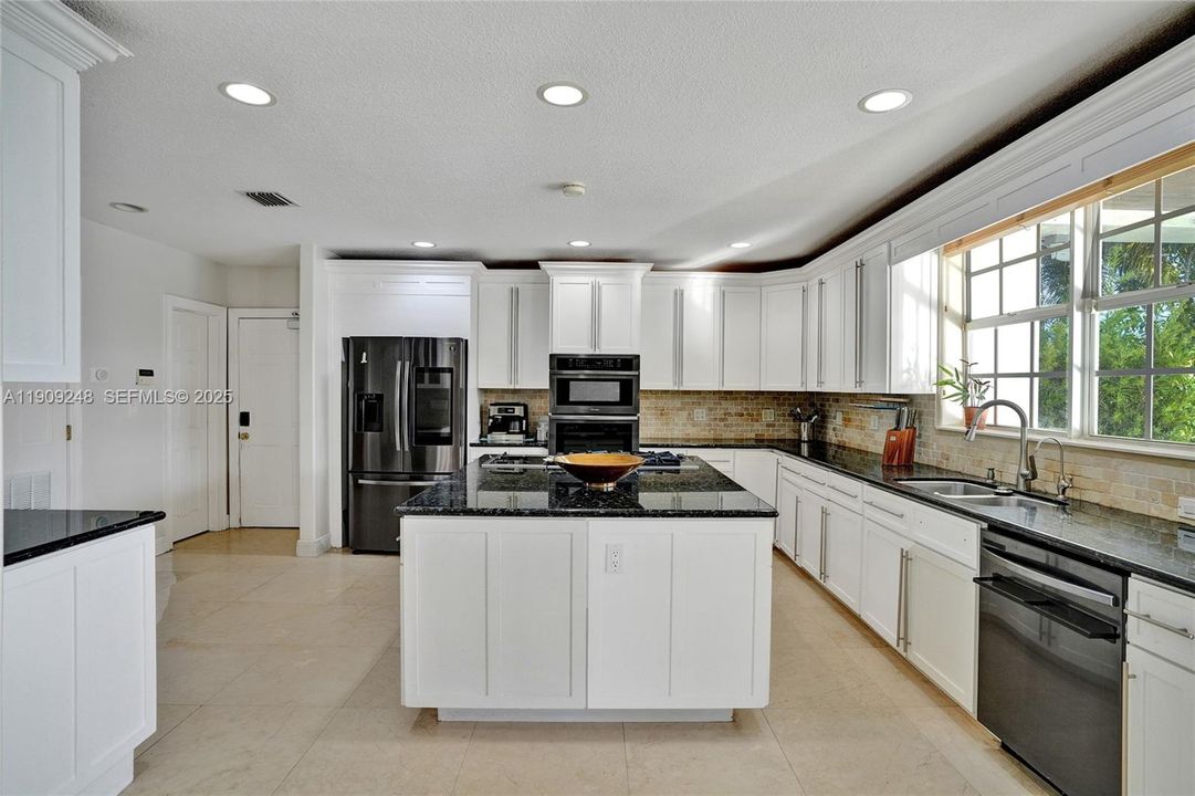 待售: $3,680,000 (7 贝兹, 6 浴室, 5374 平方英尺)