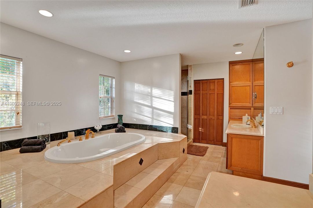 待售: $3,680,000 (7 贝兹, 6 浴室, 5374 平方英尺)