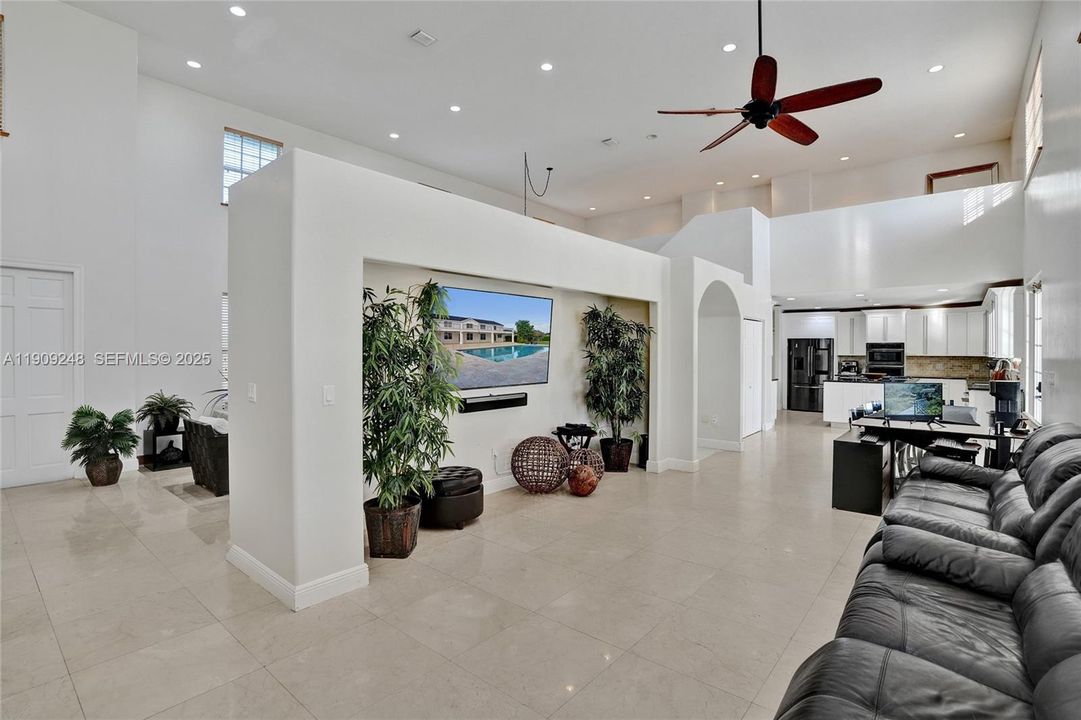 待售: $3,680,000 (7 贝兹, 6 浴室, 5374 平方英尺)