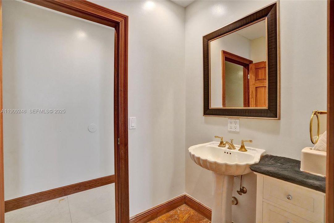 待售: $3,680,000 (7 贝兹, 6 浴室, 5374 平方英尺)