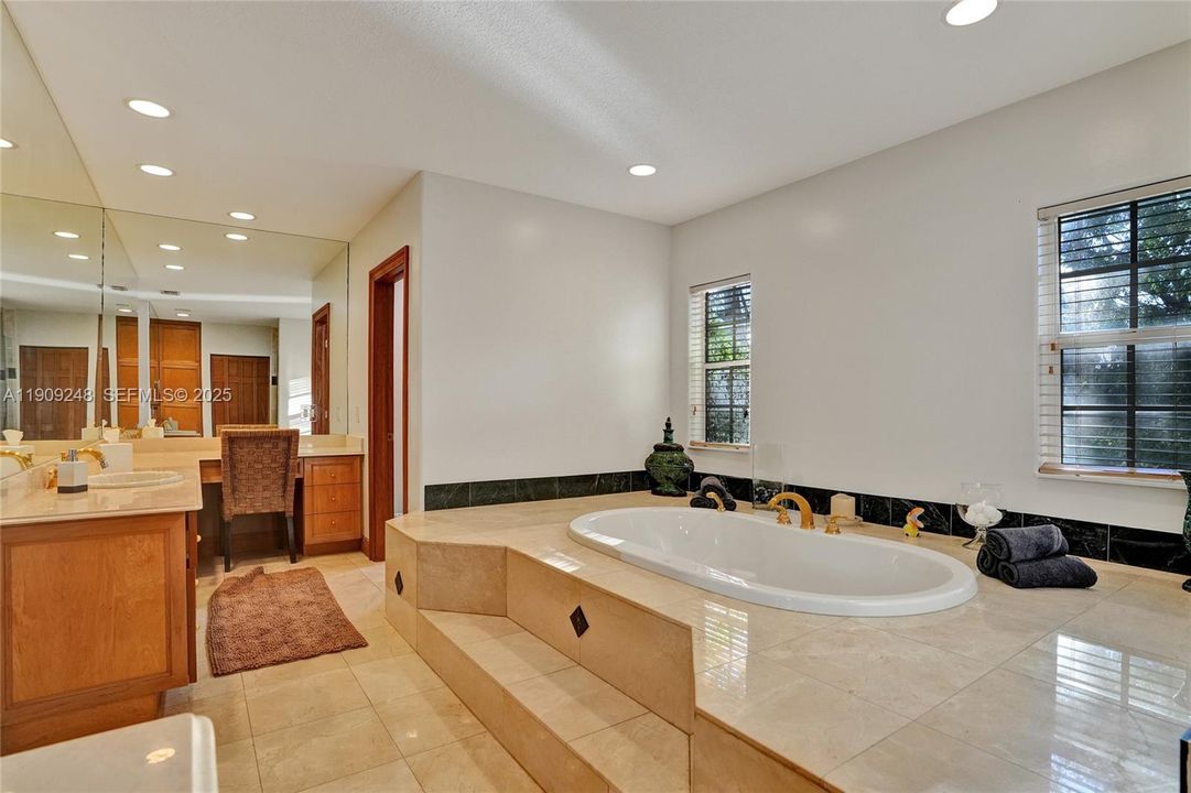 待售: $3,680,000 (7 贝兹, 6 浴室, 5374 平方英尺)