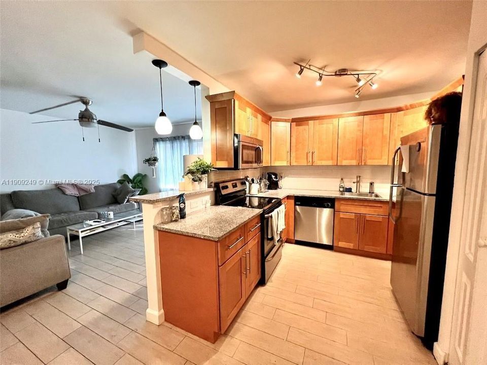 For Sale: $170,000 (1 beds, 1 baths, 720 Square Feet)
