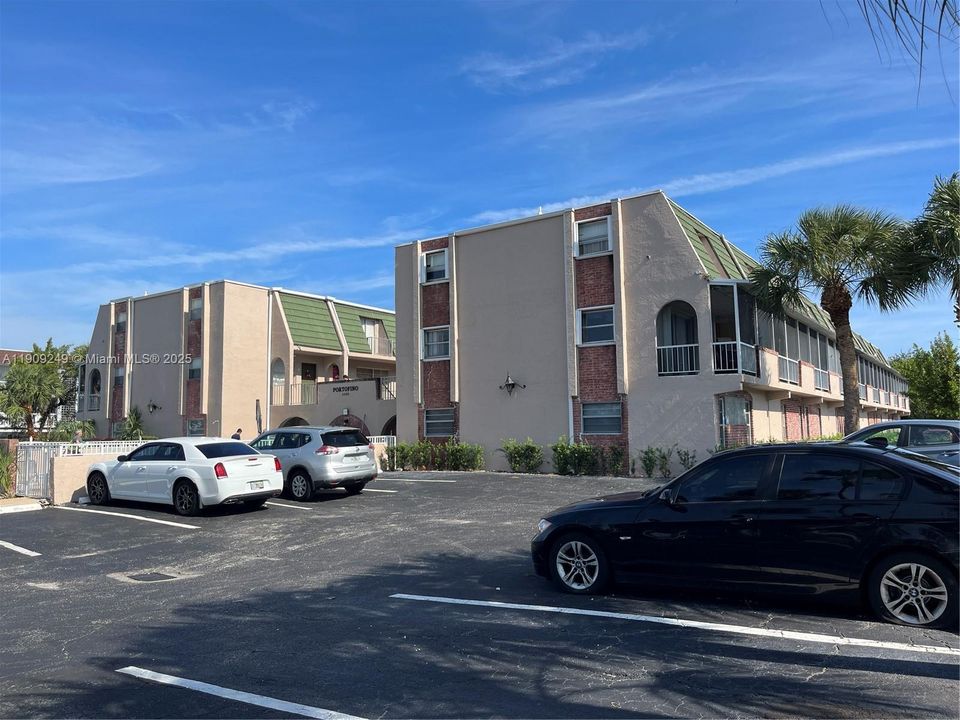 For Sale: $170,000 (1 beds, 1 baths, 720 Square Feet)