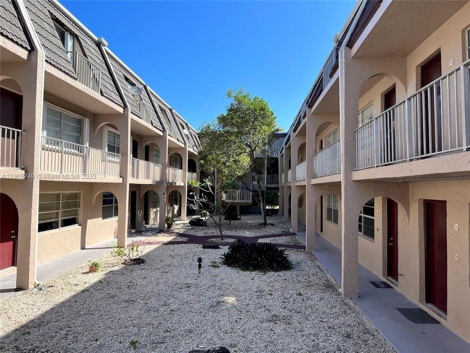 For Sale: $170,000 (1 beds, 1 baths, 720 Square Feet)