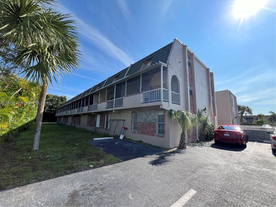 For Sale: $170,000 (1 beds, 1 baths, 720 Square Feet)