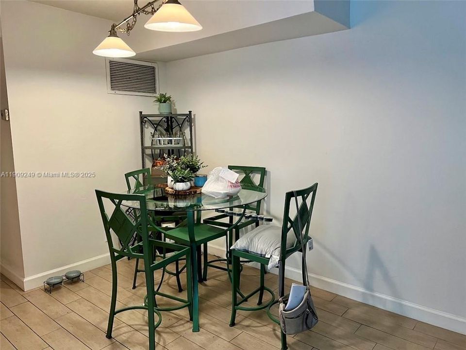 For Sale: $170,000 (1 beds, 1 baths, 720 Square Feet)