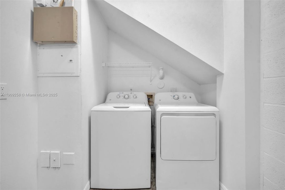 Active With Contract: $2,700 (2 beds, 2 baths, 1080 Square Feet)