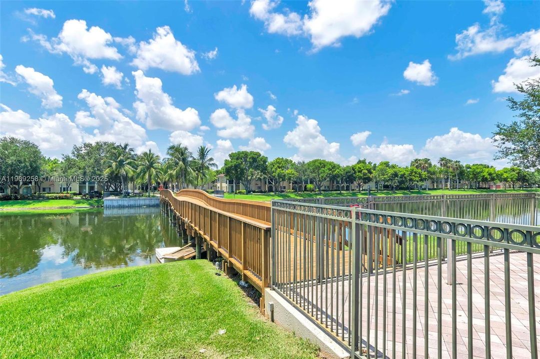 Active With Contract: $2,700 (2 beds, 2 baths, 1080 Square Feet)