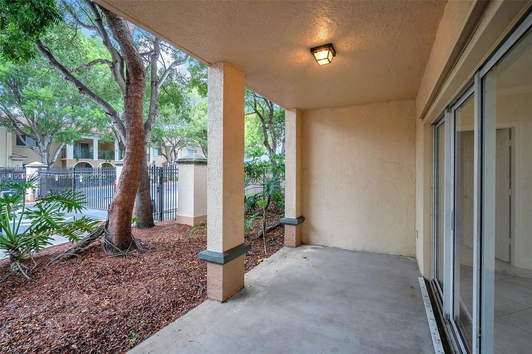 Active With Contract: $2,700 (2 beds, 2 baths, 1080 Square Feet)