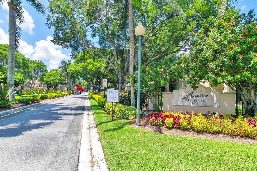 Active With Contract: $2,700 (2 beds, 2 baths, 1080 Square Feet)