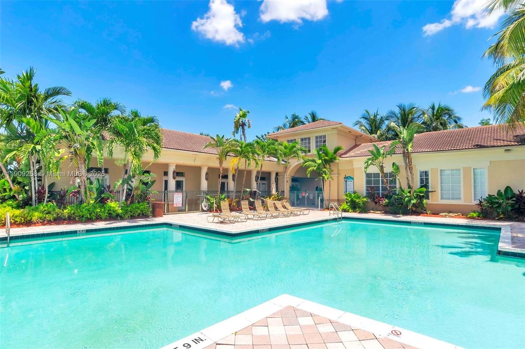 Active With Contract: $2,700 (2 beds, 2 baths, 1080 Square Feet)