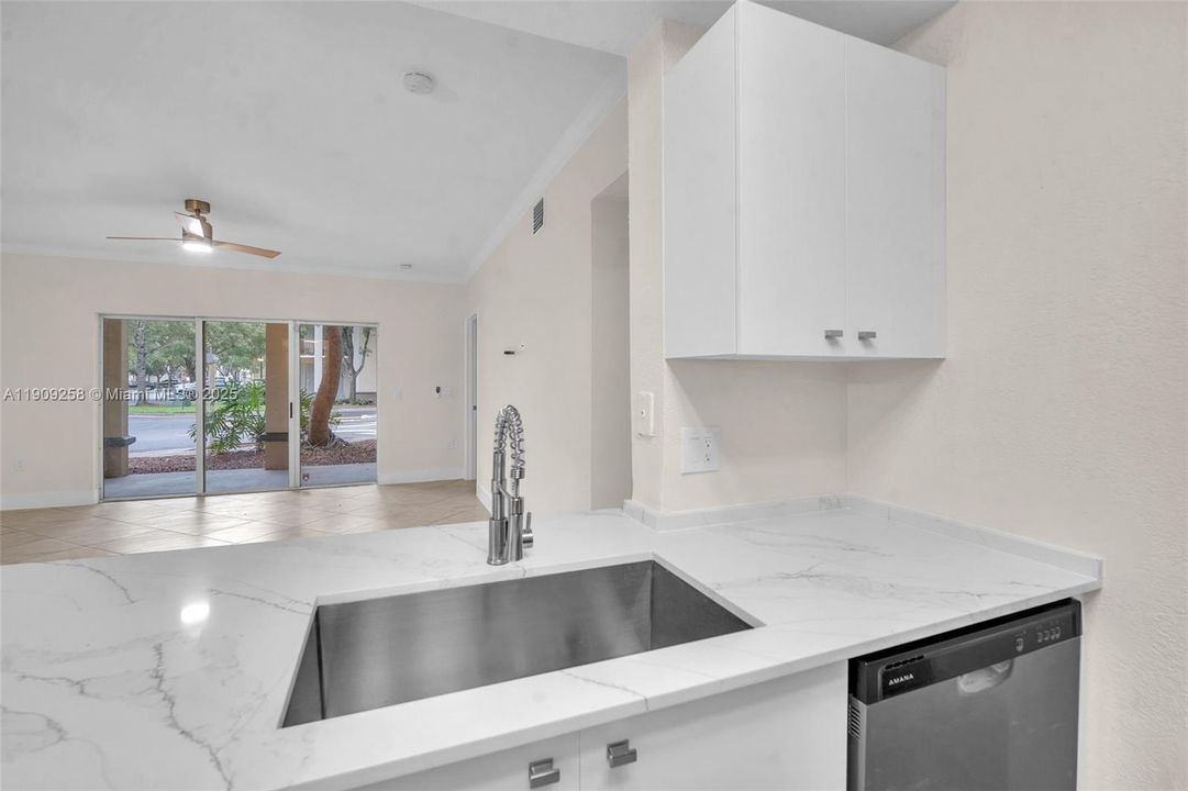 Active With Contract: $2,700 (2 beds, 2 baths, 1080 Square Feet)