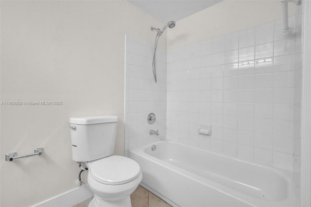 Active With Contract: $2,700 (2 beds, 2 baths, 1080 Square Feet)