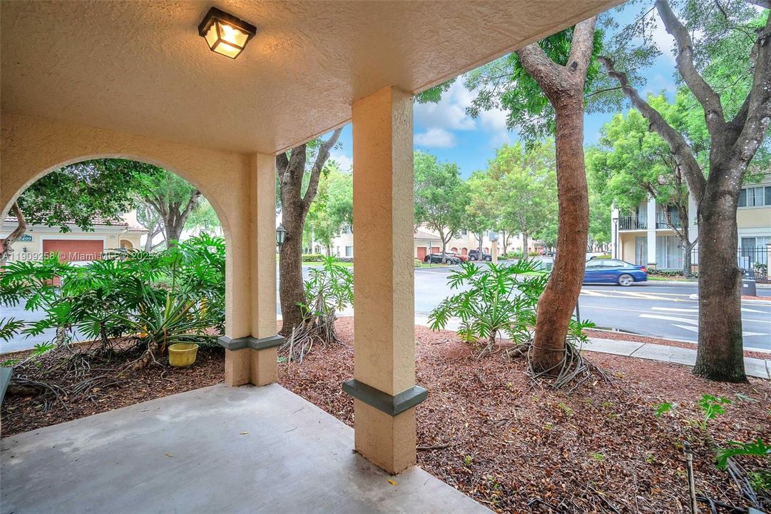 Active With Contract: $2,700 (2 beds, 2 baths, 1080 Square Feet)
