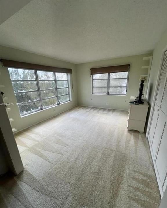 For Sale: $286,000 (3 beds, 2 baths, 1390 Square Feet)