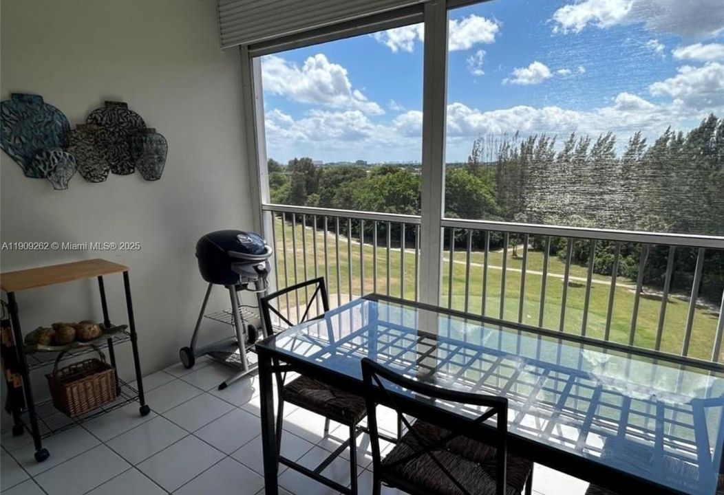 For Sale: $286,000 (3 beds, 2 baths, 1390 Square Feet)