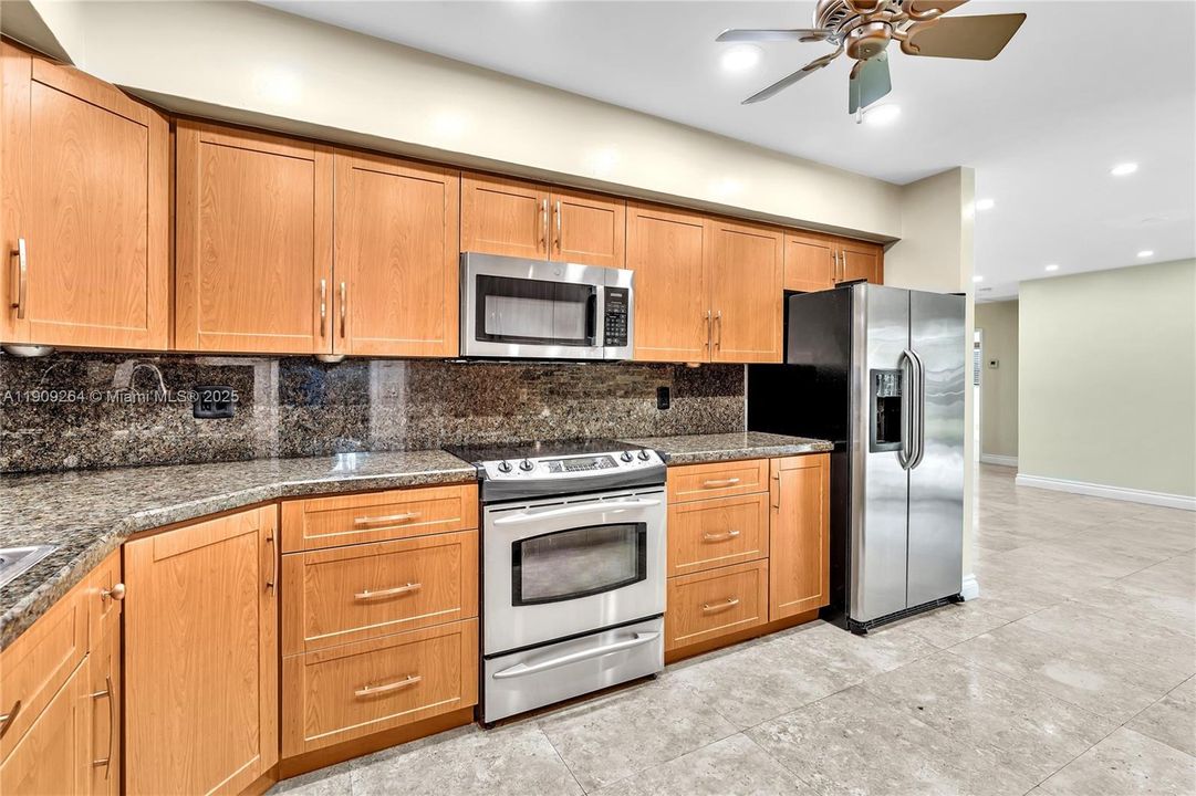 Под контрактом: $3,950 (4 спален, 2 ванн, 1717 Квадратных фут)