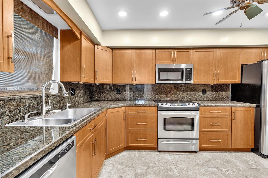 Под контрактом: $3,950 (4 спален, 2 ванн, 1717 Квадратных фут)