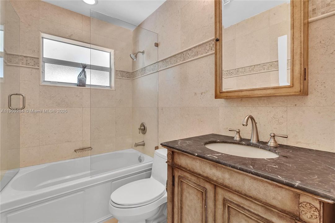 Под контрактом: $3,950 (4 спален, 2 ванн, 1717 Квадратных фут)