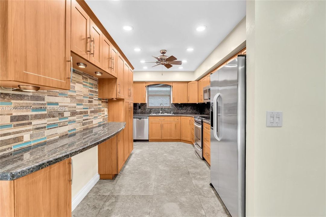 Под контрактом: $3,950 (4 спален, 2 ванн, 1717 Квадратных фут)