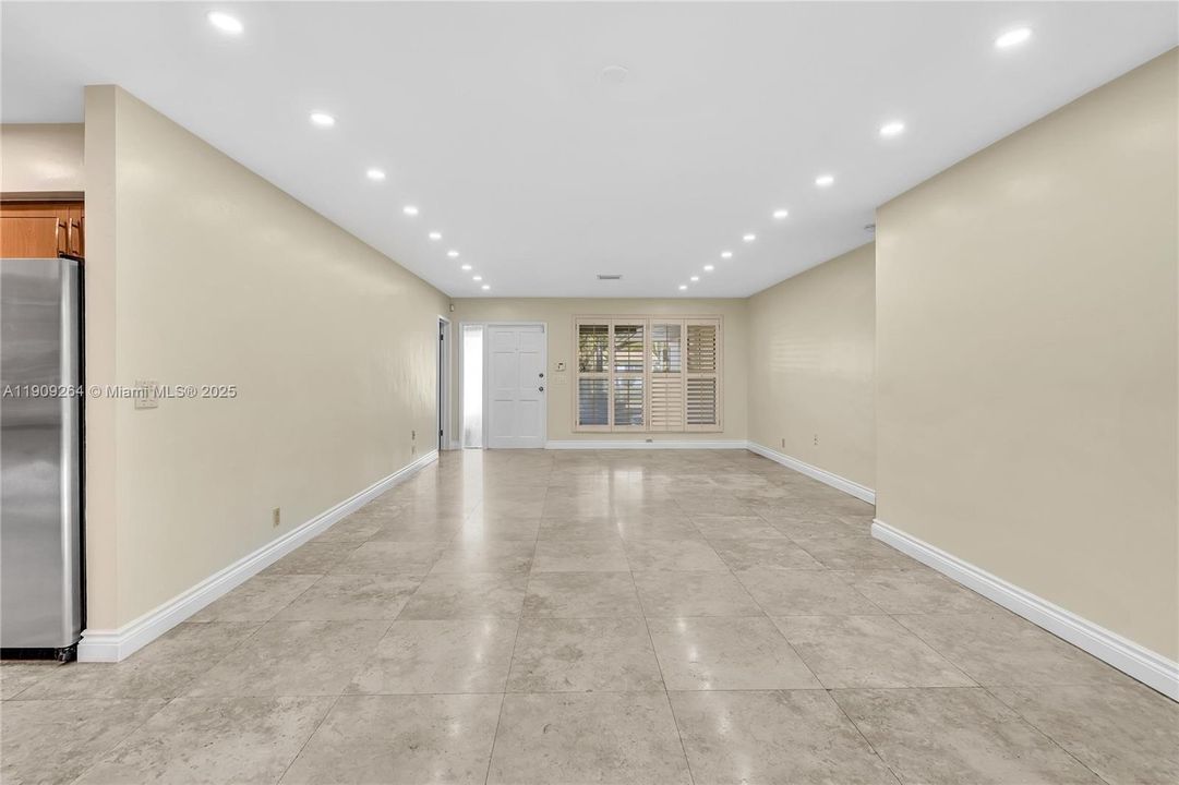 Под контрактом: $3,950 (4 спален, 2 ванн, 1717 Квадратных фут)