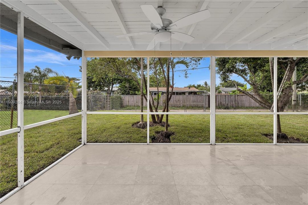 Под контрактом: $3,950 (4 спален, 2 ванн, 1717 Квадратных фут)