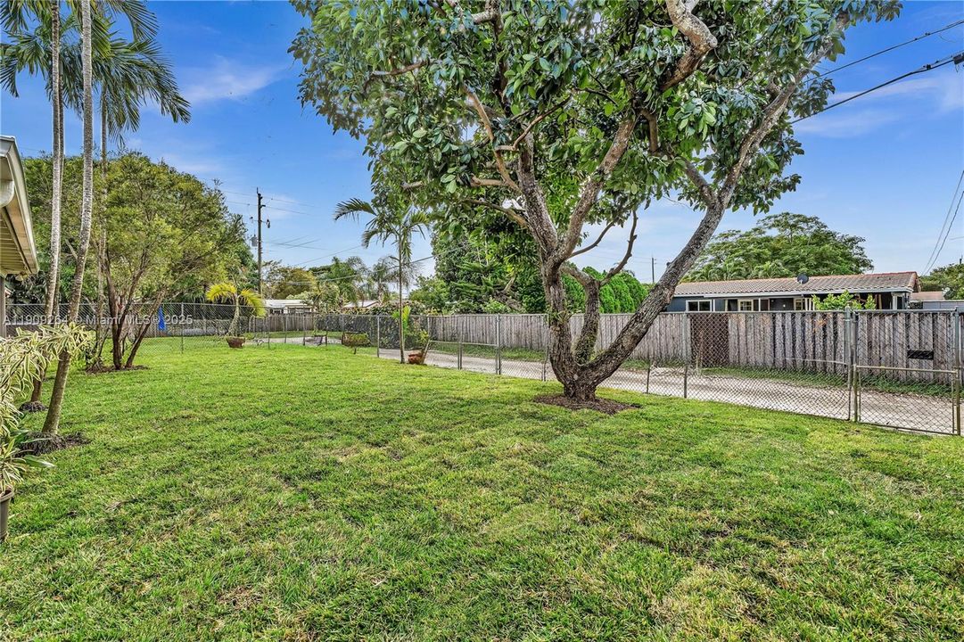 Под контрактом: $3,950 (4 спален, 2 ванн, 1717 Квадратных фут)