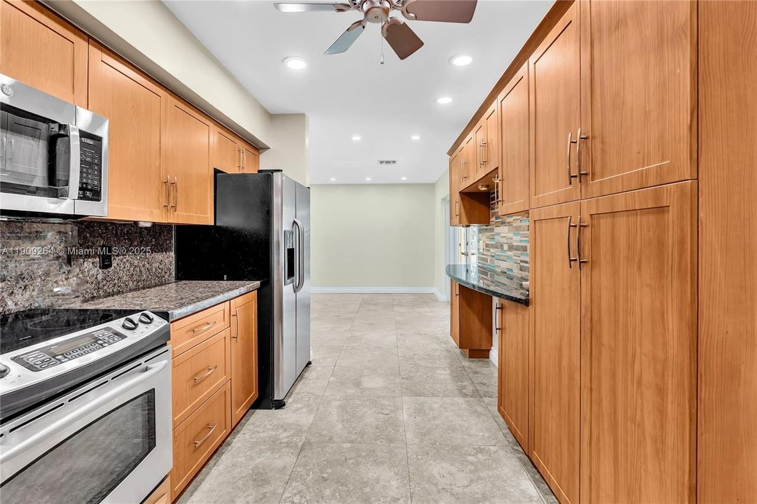 Под контрактом: $3,950 (4 спален, 2 ванн, 1717 Квадратных фут)