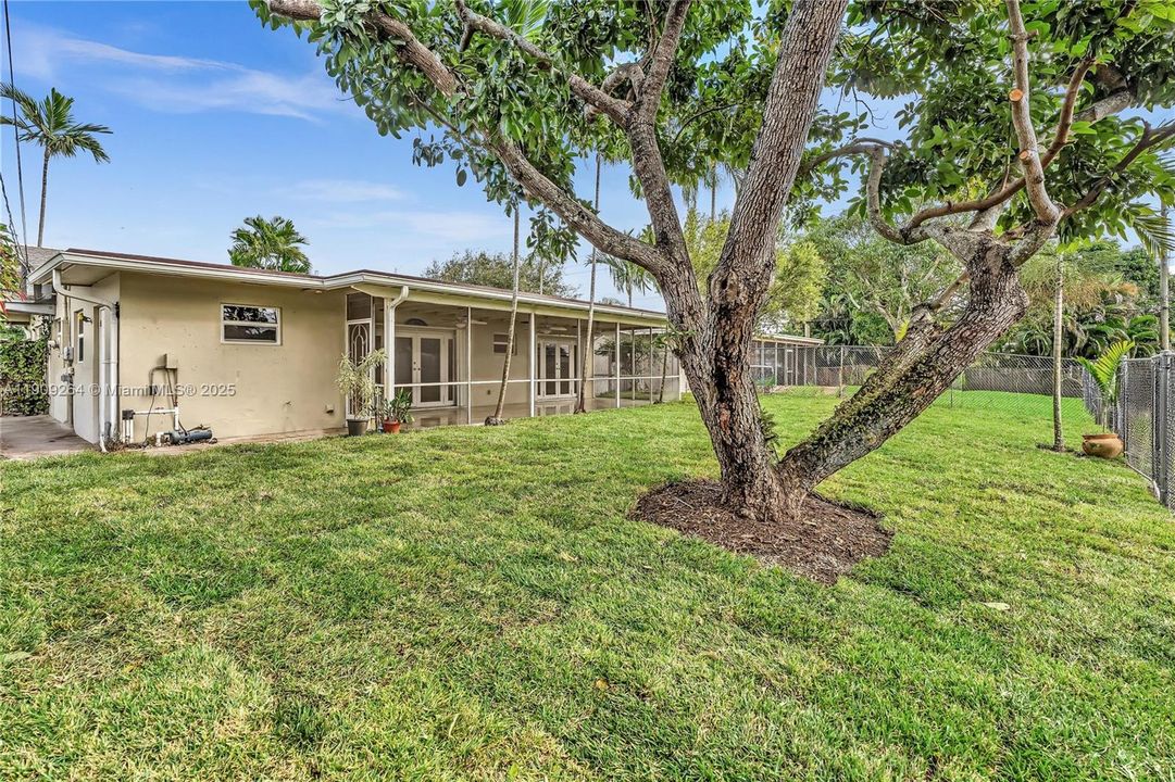 Под контрактом: $3,950 (4 спален, 2 ванн, 1717 Квадратных фут)