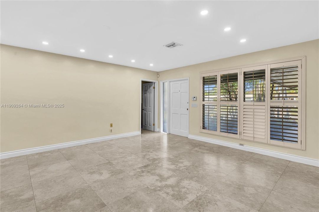 Под контрактом: $3,950 (4 спален, 2 ванн, 1717 Квадратных фут)