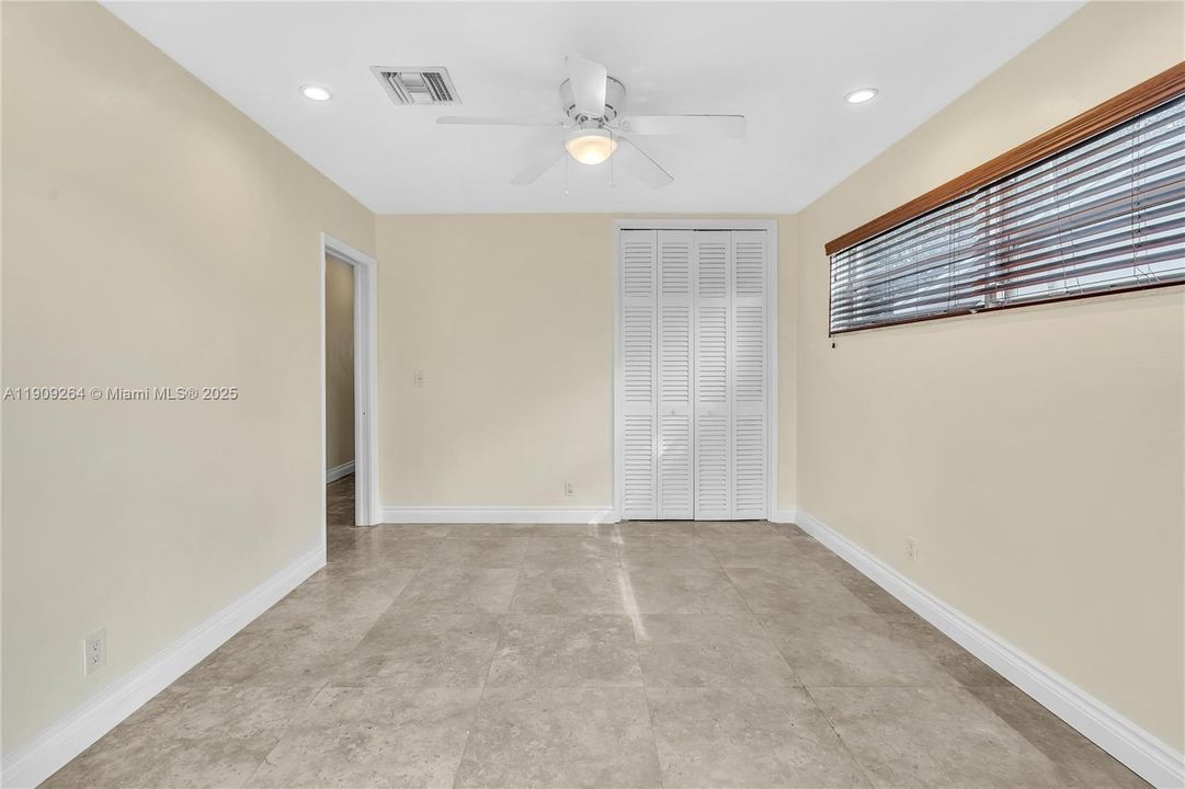 Под контрактом: $3,950 (4 спален, 2 ванн, 1717 Квадратных фут)