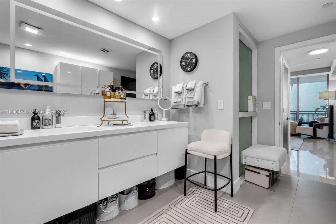 For Sale: $875,000 (2 beds, 2 baths, 1700 Square Feet)