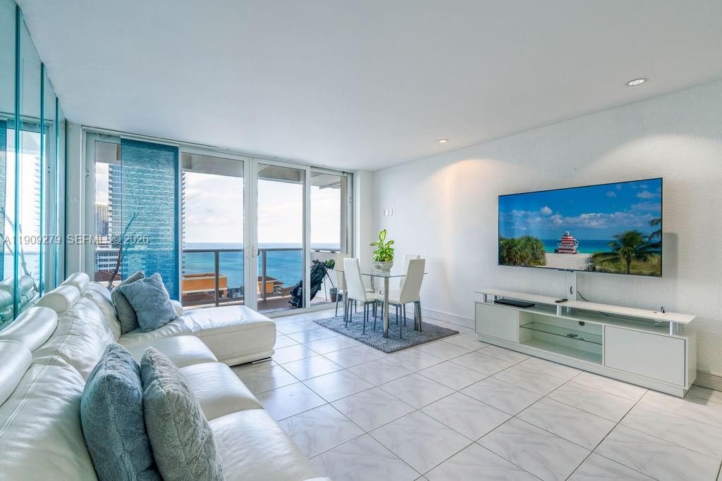 En Venta: $589,000 (1 camas, 2 baños, 1000 Pies cuadrados)