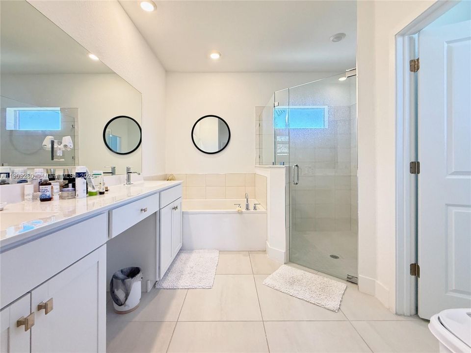 En Venta: $915,000 (4 camas, 3 baños, 3085 Pies cuadrados)