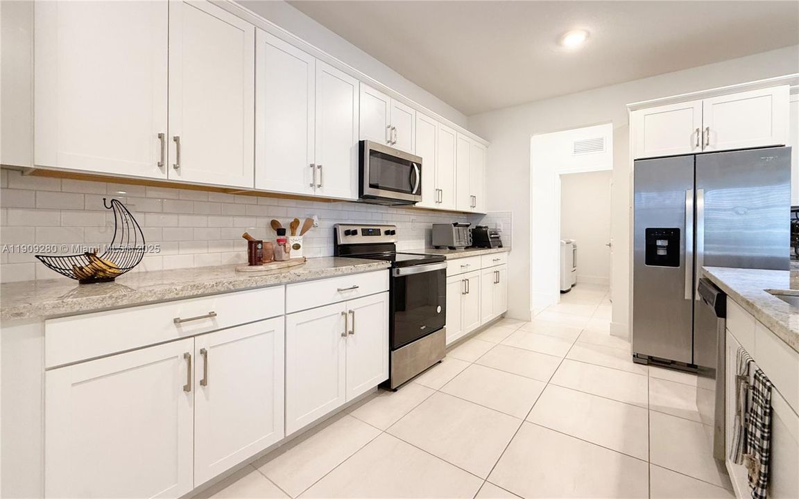 En Venta: $915,000 (4 camas, 3 baños, 3085 Pies cuadrados)